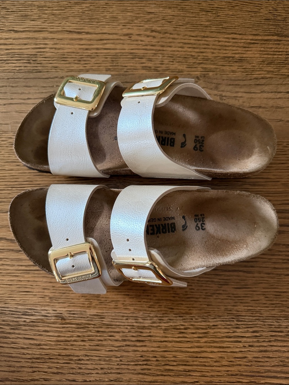 Birkenstock Women’s Sydney graceful pearl gold buckles